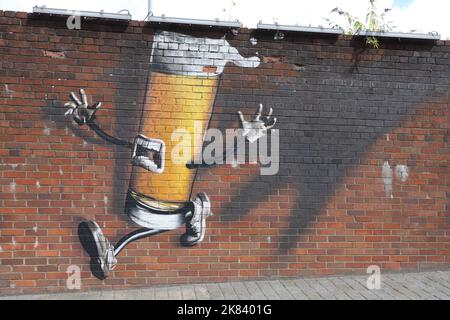 Ausschnitt aus Tennents Wandbild an der Außenwand der Tennent Caledonian Breweries von smug (Sam Bates) Glasgow Scotland Juli 2022 Stockfoto