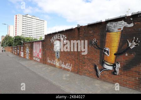 Tennents Wandbild an der Außenwand der Tennent Caledonian Breweries von smug (Sam Bates) Glasgow Scotland Juli 2022 Stockfoto