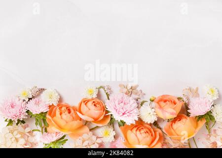 Herbst kreative Komposition Rosen, Hortensien Blumen auf grauem Hintergrund. Herbst, Herbsthintergrund. Stockfoto