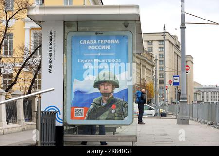 Plakat, das den Helden der russischen Militäroperation in der Ukraine auf der Straße der Stadt auf dem Hintergrund der Staatsduma gewidmet ist, Mobilisierungskampagne Stockfoto