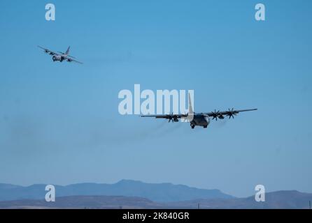 Nevada Air National Guard C-130 Hercules Flugzeuge führen Operationen während der Ready Roller Übung auf dem Amedee Army Airfield in Herlong, Kalifornien, 15. Oktober 2022 durch. Die Übung bestand darin, Fähigkeiten in einer simulierten umkämpften Umgebung unter Verwendung des Agile Combat Employment Concept (USA Foto der Air National Guard von Michelle Brooks, Senior Airman. Stockfoto