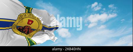 Offizielle Flagge von Little Rock, Arkansas Unbanden Staaten von Amerika bei bewölktem Himmel Hintergrund bei Sonnenuntergang, Panoramablick. USA Reisen und patriotische Konzept. Co Stockfoto