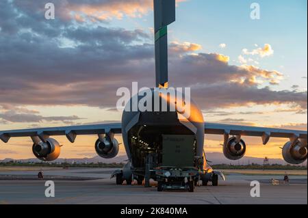 Ein C-17 Globemaster III, der Mitglieder des Desert Lightning Teams transportiert, kehrt von einem Einsatz an einem nicht bekannt gegebenen Ort auf dem Luftwaffenstützpunkt Davis-Monthan, Arizona, zurück, 17. Oktober 2022. Die Mitglieder kehrten nach einem Auslandseinsatz zu ihren Familien zurück. (USA Foto der Luftwaffe von Staff Sgt. Alex Miller) Stockfoto