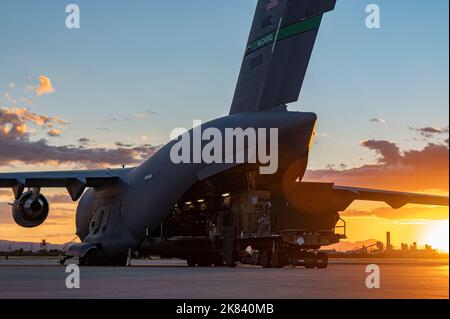 Ein C-17 Globemaster III, der Mitglieder des Desert Lightning Teams transportiert, kehrt von einem Einsatz an einem nicht bekannt gegebenen Ort auf dem Luftwaffenstützpunkt Davis-Monthan, Arizona, zurück, 17. Oktober 2022. Die Mitglieder kehrten nach einem Auslandseinsatz zu ihren Familien zurück. (USA Foto der Luftwaffe von Staff Sgt. Alex Miller) Stockfoto