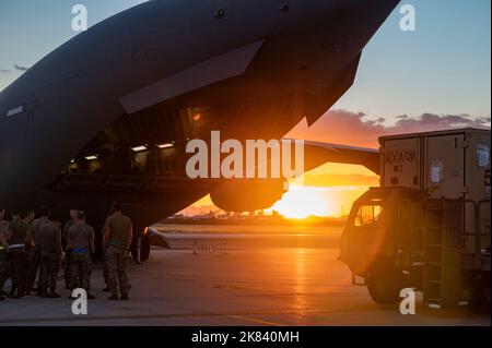 Ein C-17 Globemaster III, der Mitglieder des Desert Lightning Teams transportiert, kehrt von einem Einsatz an einem nicht bekannt gegebenen Ort auf dem Luftwaffenstützpunkt Davis-Monthan, Arizona, zurück, 17. Oktober 2022. Die Mitglieder kehrten nach einem Auslandseinsatz zu ihren Familien zurück. (USA Foto der Luftwaffe von Staff Sgt. Alex Miller) Stockfoto