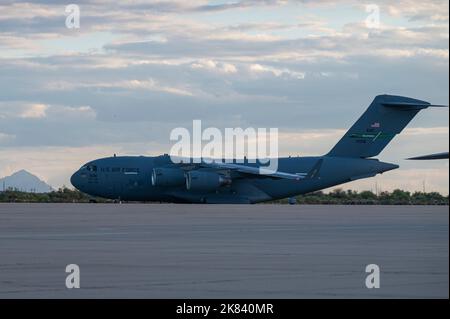 Ein C-17 Globemaster III, der Mitglieder des Desert Lightning Teams transportiert, kehrt von einem Einsatz an einem nicht bekannt gegebenen Ort auf dem Luftwaffenstützpunkt Davis-Monthan, Arizona, zurück, 17. Oktober 2022. Die Mitglieder kehrten nach einem Auslandseinsatz zu ihren Familien zurück. (USA Foto der Luftwaffe von Staff Sgt. Alex Miller) Stockfoto