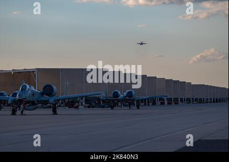 Ein C-17 Globemaster III, der Mitglieder des Desert Lightning Teams transportiert, kehrt von einem Einsatz an einem nicht bekannt gegebenen Ort auf dem Luftwaffenstützpunkt Davis-Monthan, Arizona, zurück, 17. Oktober 2022. Die Mitglieder kehrten nach einem Auslandseinsatz zu ihren Familien zurück. (USA Foto der Luftwaffe von Staff Sgt. Alex Miller) Stockfoto