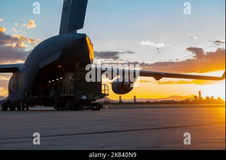 Ein C-17 Globemaster III, der Mitglieder des Desert Lightning Teams transportiert, kehrt von einem Einsatz an einem nicht bekannt gegebenen Ort auf dem Luftwaffenstützpunkt Davis-Monthan, Arizona, zurück, 17. Oktober 2022. Die Mitglieder kehrten nach einem Auslandseinsatz zu ihren Familien zurück. (USA Foto der Luftwaffe von Staff Sgt. Alex Miller) Stockfoto
