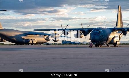 Ein C-17 Globemaster III, der Mitglieder des Desert Lightning Teams transportiert, kehrt von einem Einsatz an einem nicht bekannt gegebenen Ort auf dem Luftwaffenstützpunkt Davis-Monthan, Arizona, zurück, 17. Oktober 2022. Die Mitglieder kehrten nach einem Auslandseinsatz zu ihren Familien zurück. (USA Foto der Luftwaffe von Staff Sgt. Alex Miller) Stockfoto