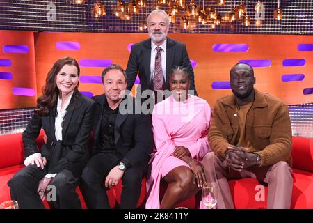 NUR ZUR REDAKTIONELLEN VERWENDUNG (von links nach rechts sitzend) Geena Davis, Stephen Graham, Motsi Mabuse und Stormzy mit dem Moderator Graham Norton während der Dreharbeiten für die Graham Norton Show im BBC Studioworks 6 Television Center, Wood Lane, London, die am Freitagabend auf BBC One ausgestrahlt werden. Stockfoto