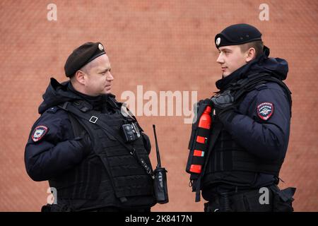 Zwei russische Polizeibeamte von Spezialeinheiten in kugelsicheren Westen, die auf der Straße der Stadt stehen Stockfoto