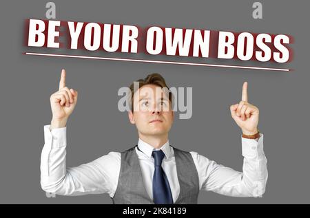 Geschäftskonzept. Geschäftsmann zeigt die Finger auf die Inschrift - sei dein eigener Boss Stockfoto