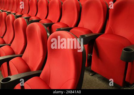 Leerer Kinosaal mit roten Sitzen. Interieur des modernen Kinos, selektiver Fokus Stockfoto