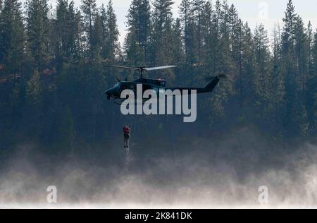 US Air Force Airmen vom Special Operations Wing 24. führen ein Hubtraining über Long Lake in Spokane, Washington, am 6. Oktober 2022 durch. Die Luftwaffe der SOW von 24. wurde für medizinische Evakuierung und Wassereinsätze zertifiziert. (USA Luftwaffe Foto von Airman 1. Klasse Stassney Davis) Stockfoto
