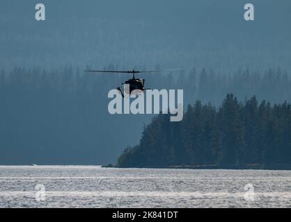 US Air Force Airmen vom Special Operations Wing 24. trainieren über Long Lake in Spokane, Washington, 6. Oktober 2022. Die Luftwaffe der 24. SOW-Mitglieder wurde für die medizinische Evakuierung und den Wasserbetrieb zertifiziert. (USA Luftwaffe Foto von Airman 1. Klasse Stassney Davis) Stockfoto