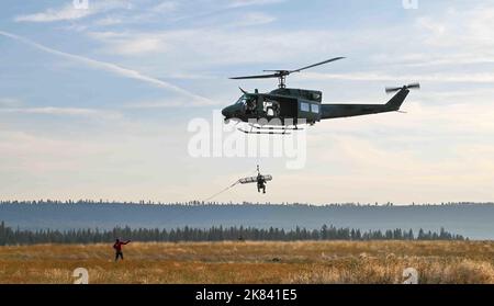 US Air Force Airmen vom Special Operations Wing 24. führen ein Hubtraining über Long Lake in Spokane, Washington, am 6. Oktober 2022 durch. Die Luftwaffe der SOW von 24. wurde für medizinische Evakuierung und Wassereinsätze zertifiziert. (USA Luftwaffe Foto von Airman 1. Klasse Stassney Davis) Stockfoto