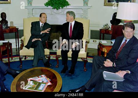 US-Präsident Bill Clinton hört dem französischen Präsidenten Jacques Chirac, links, während eines bilateralen persönlichen Treffens im Oval Office des Weißen Hauses am 1. Februar 1996 in Washington, D.C. Vizepräsident Al Gore sitzt rechts. Stockfoto