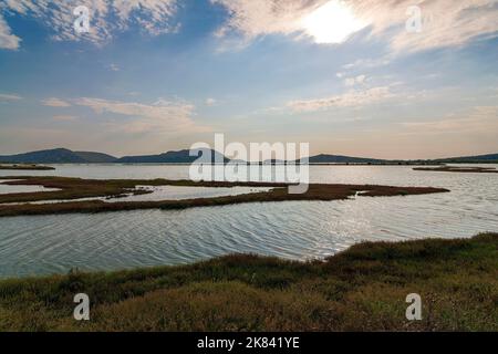 Blick auf die Lagune von gialova. Die Lagune von gialova ist eines der wichtigsten Feuchtgebiete in Europa. Griechenland. Stockfoto