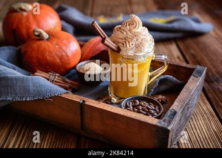 Köstlicher Kürbis-Gewürz-Latte mit Schlagsahne garniert Stockfoto