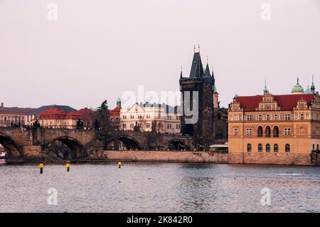 Neorenaissance Smetana Museum und gotische Altstadtbrücke Tor zur mittelalterlichen Karlsbrücke in Prag, Tschechische Republik. Stockfoto