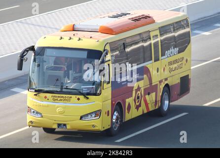 Ein Blick auf FIFA 2022 Fan Bus, mehr als 2.300 Busse werden täglich während der FIFA Fußball-Weltmeisterschaft Katar 2022 betrieben werden. Stockfoto