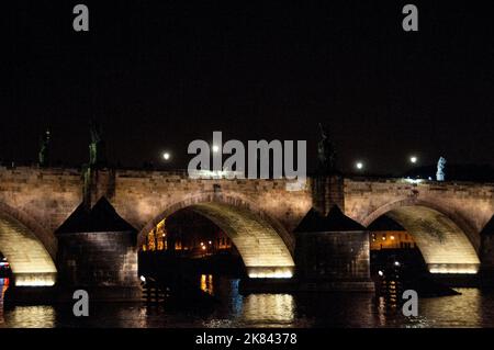 Karlsbrücke zwischen Prager Burg und Altstadt, Tschechien. Stockfoto