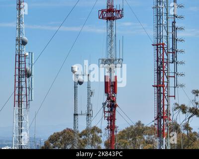 Ingenieur mit Sicherheitsausrüstung am Hochturm für die Instandhaltung der Telekommunikationskommunikation. San Diego, Südkalifornien, USA. 21.. September 2022 Stockfoto
