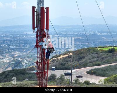 Ingenieur mit Sicherheitsausrüstung am Hochturm für die Instandhaltung der Telekommunikationskommunikation. San Diego, Südkalifornien, USA. 21.. September 2022 Stockfoto