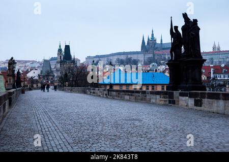 Altstädter Brückenturm und Statue der Heiligen Norbert von Xanten, Wenzel und Sigismund auf der Karlsbrücke in Prag, Tschechische Republik.