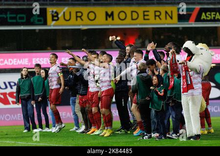 Die Spieler von Essevee feiern am Donnerstag, dem 20. Oktober 2022 in Waregem, am 13. Tag der ersten Division der belgischen Meisterschaft 2022-2023, nach dem Gewinn eines Fußballmatches zwischen SV Zulte Waregem und RSC Anderlecht. BELGA FOTO KURT DESPLENTER Quelle: Belga Nachrichtenagentur/Alamy Live News Stockfoto