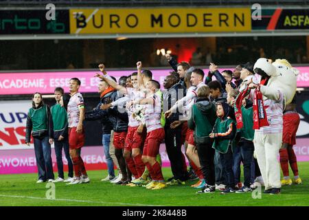 Die Spieler von Essevee feiern am Donnerstag, dem 20. Oktober 2022 in Waregem, am 13. Tag der ersten Division der belgischen Meisterschaft 2022-2023, nach dem Gewinn eines Fußballmatches zwischen SV Zulte Waregem und RSC Anderlecht. BELGA FOTO KURT DESPLENTER Quelle: Belga Nachrichtenagentur/Alamy Live News Stockfoto