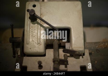 Eiserner Hebelmechanismus. Altes Ding in der Garage. Stahlblock mit Hebel. Detail des Motormechanismus. Stockfoto