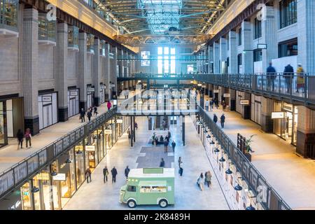 Einkaufszentrum im Inneren, Battersea Power Station, Nine Elms, London Borough of Wandsworth, Greater London, England, Großbritannien Stockfoto