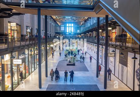 Einkaufszentrum im Inneren, Battersea Power Station, Nine Elms, London Borough of Wandsworth, Greater London, England, Großbritannien Stockfoto