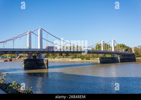 Chelsea Bridge von Sopwith Way, Nine Elms, London Borough of Wandsworth, Greater London, England, Großbritannien Stockfoto