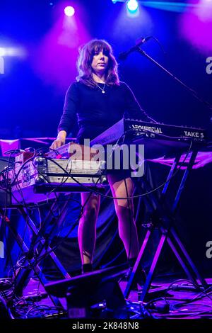 Mailand Italien. 20. Oktober 2022. Das britische Duo THE KVB tritt live auf der Bühne bei Fabrique auf, um die Show der Herausgeber zu eröffnen. Stockfoto