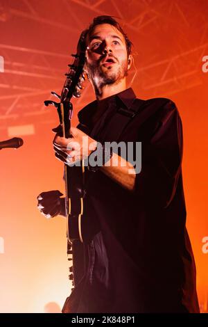 Mailand, Italien. 20. Oktober 2022. Tom Smith von der englischen Rockband Editors spielt live während eines Konzerts im Fabrique. Kredit: SOPA Images Limited/Alamy Live Nachrichten Stockfoto