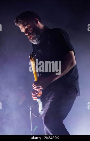 Mailand, Italien. 20. Oktober 2022. Justin Lockey von der englischen Rockband Editors spielt live während eines Konzerts im Fabrique. Kredit: SOPA Images Limited/Alamy Live Nachrichten Stockfoto