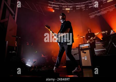 Mailand, Italien. 20. Oktober 2022. Justin Lockey von der englischen Rockband Editors spielt live während eines Konzerts im Fabrique. Kredit: SOPA Images Limited/Alamy Live Nachrichten Stockfoto