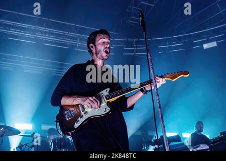 Mailand, Italien. 20. Oktober 2022. Tom Smith von der englischen Rockband Editors spielt live während eines Konzerts im Fabrique. Kredit: SOPA Images Limited/Alamy Live Nachrichten Stockfoto