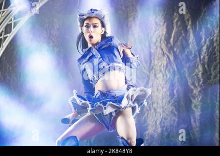 Manchester, Großbritannien. 20.. Oktober 2022. RINA Sawayama tritt auf ihrer „Hold The Girl“-Tour 2022 an einer ausverkauften Manchester Academy auf. 2022-10-20. Kredit: Gary Mather/Alamy Live Nachrichten Stockfoto