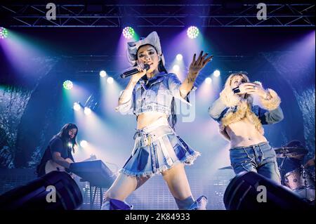 Manchester, Großbritannien. 20.. Oktober 2022. RINA Sawayama tritt auf ihrer „Hold The Girl“-Tour 2022 an einer ausverkauften Manchester Academy auf. 2022-10-20. Kredit: Gary Mather/Alamy Live Nachrichten Stockfoto