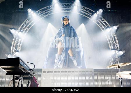 Manchester, Großbritannien. 20.. Oktober 2022. RINA Sawayama tritt auf ihrer „Hold The Girl“-Tour 2022 an einer ausverkauften Manchester Academy auf. 2022-10-20. Kredit: Gary Mather/Alamy Live Nachrichten Stockfoto