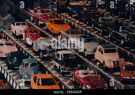 oldtimer-Autos zum Verkauf auf einem Markt. Spielzeugautos Reihen sich hinter einander. Stockfoto