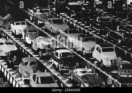 oldtimer-Autos zum Verkauf auf einem Markt. Spielzeugautos Reihen sich hinter einander. Stockfoto