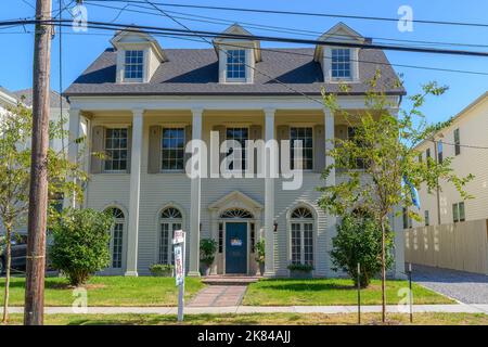 NEW ORLEANS, LA, USA - 14. OKTOBER 2022: Volle Vorderansicht des renovierten historischen Herrenhauses in der Burdette Street 925 in Carrollton Nachbarschaft Stockfoto