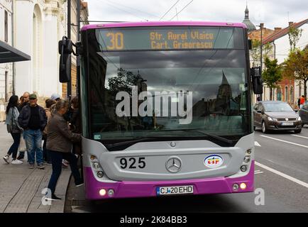 Cluj-Napoca, Rumänien - 17. September 2022: Cluj-Napoca Bus im Verkehr am 21. Dezember 1989 Boulevard in Cluj-Napoca. Stockfoto