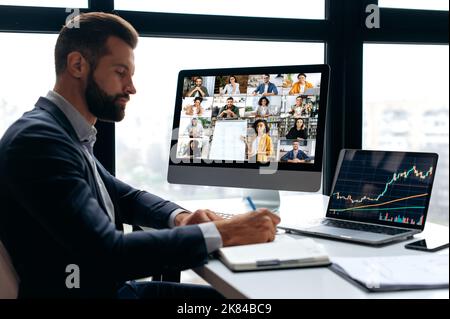 Motivierter erfolgreicher Aktieninvestor, Trader, hört sich ein Online-Webinar zum Thema Trading, Investment an. Gruppe von multirassischen Menschen auf dem Computerbildschirm. Online-Videostunde zu Investitionen Stockfoto