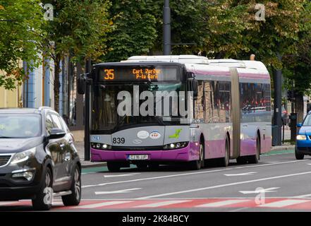 Cluj-Napoca, Rumänien - 17. September 2022: Cluj-Napoca Bus im Verkehr am 21. Dezember 1989 Boulevard in Cluj-Napoca. Stockfoto