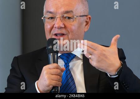 Bukarest, Rumänien - 22. September 2022: Emil Boc, Bürgermeister von Cluj-Napoca, spricht während einer Konferenz in Bukarest. Stockfoto